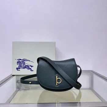 <p>特级 B家最新立挺包款 选用粒纹小牛皮材质打造 于意大利工坊精制而成 内讨为格纹压花皮革面料 弧形轮廓的设计灵感来自童年摇摆木马 翻盖开合设有b字型配件 搭配皮革肩背带 可调节切换肩背包和斜背包造型 </p><p>可调式皮革肩背带</p><p>顶部翻盖设有b 字型开合</p><p>手绘涂漆边缘</p><p>拉丝金属配件</p><p>后侧饰有马术骑士徽标 (EKD 压花</p><p>格纹压花内衬</p><p>尺寸19× 6× 16cm</p><p>型号1661</p>
