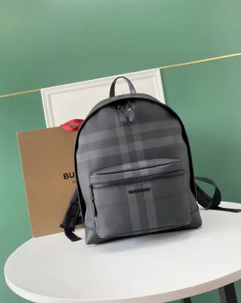 <p> B家原单双肩包 焕新选用格纹环保帆布制作 该环保帆布材质主要运用可再生资源制造 相较于传统的涂层帆布 需要更少的水并会生成更少的二氧化碳 包款印有专属标识图案 设有缉明线皮革边饰 皮革顶部提柄 可调式肩背带.1个拉链外袋 1个拉链内袋.笔记本电脑隔层.双向拉链开襟.手绘涂漆边缘.亮泽金属配件.后侧绗缝裁片.正面饰有 Burberry 立体字母徽标,尺寸42.5x30.5x14.5</p>
