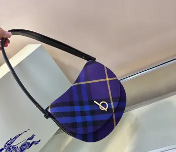 <p>特级 B家最新羊毛立挺包款 于意大利工坊精制而成 装饰精纺 Burberry 格纹 弧形轮廓的设计灵感来自童年摇摆木马 翻盖开合设有 b 字型配件 设有皮革肩背带 可调节切换肩背包和斜背包造型 </p><p>可调式皮革肩背带</p><p>顶部翻盖设有 b 字型开合</p><p>尺寸26x9.5x20.5</p><p>型号3301</p>