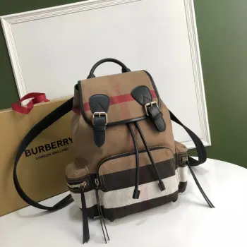 <p> B家 The Rucksack 军旅背包 最新Canvas格纹 款式轻便 肩背带采用舒适的加垫设计 并缀有精美的金属链装饰 其柔软休闲的包型可追溯至 20 世纪初期历史档案中的军旅风格 尺寸22*32 2011</p>