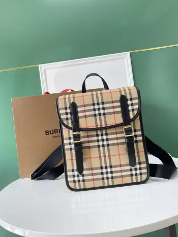 <p> B家格纹双肩包方正版型学院风 采用vintage复古纹装饰的ECONYL栽版制成 ECONYL是由再生的渔网 织物皮料和工业塑料制成的可持续尼龙面料 功能实用性设计素 包括可调式肩带及证件卡透明窗 顶部皮革提手.可调式肩带.1个拉链内袋.1个内插袋.扣环和按扣式设计.手绘涂漆边缘.亮泽金属配件.证件展示窗.</p><p>尺寸 26x9x30</p>