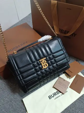 <p>B家新款选用意大利鞣制羔羊皮材质匠心打造 装饰Thomas   Burberry专属标识 搭配亮泽的链条背带 可肩背 或使用顶部提柄缔造手拿包造型 编号 90262 尺寸 26 - 10 - 18cm85486080</p>