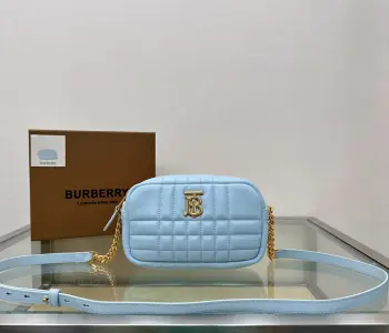 <p>特级 B家柔软绗缝款 迷你19cm Lola – 萝纳相机包  选用意大利鞣制羔羊皮材质匠心打造 装饰 Thomas Burberry 专属标识 搭配光泽的链条背带 可肩背 或缔造斜背造型 型号0481</p><p>19 x 5.5 x 11cm</p>