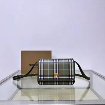<p>特级B家最新精巧包款 选用光滑小牛皮材质打造 装饰Bur专属格纹 设有可拆式肩背带 可调节切换斜背包和手拿包造型 </p><p>可拆可调式斜背带</p><p>顶部翻盖采用磁扣开合</p><p>尺寸20 x 4.7× 13.5cm. </p><p>型号421150</p>