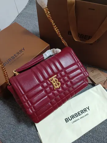 <p>B家新款选用意大利鞣制羔羊皮材质匠心打造 装饰Thomas   Burberry专属标识 搭配亮泽的链条背带 可肩背 或使用顶部提柄缔造手拿包造型 编号 90262 尺寸 26 - 10 - 18cm   85486080</p>