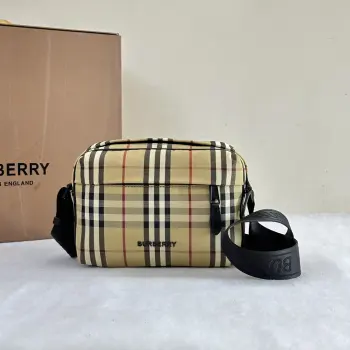 <p> B家活力装饰 Burberry 格纹Paddy 包 搭配点缀品牌徽标提花的包带 可调式斜背带.3个卡位.1个拉链外袋 1个外插袋采用磁扣开合.拉链开合.手绘涂漆边缘.光泽金属配件.正面饰有 Burberry 立体字母徽标. 22.5 x 6.5 x 16cm.</p>