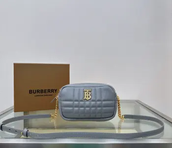 <p>特级 B家柔软绗缝款 迷你19cm Lola – 萝纳相机包  选用意大利鞣制羔羊皮材质匠心打造 装饰 Thomas Burberry 专属标识 搭配光泽的链条背带 可肩背 或缔造斜背造型 型号0481</p><p>19 x 5.5 x 11cm</p>