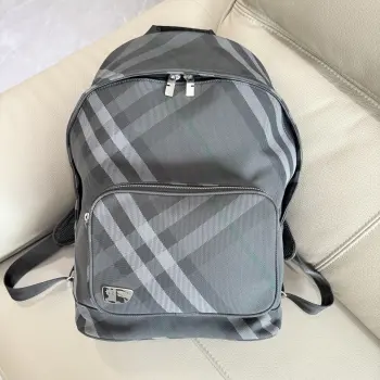 <p>特级 Grid 双肩包 装饰精纺 Burberry 格纹 呈现耐用罗纹质感 采用尼龙内讨 搭配盾牌造型饰牌 融入珐琅马术 骑土徽标 (EKD) </p><p>可调式 B 字型扣环肩背带</p><p>内衬饰有马术骑士徽标 (EKD) 内含电脑隔层 大小适合 非常适合上班通勤或外出</p><p>尺寸30 x 18 × 44cm</p><p>型号7347</p>
