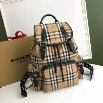 <p>特级  链条款 B家军旅背包以品牌典藏的军风包款为原型 精选 Vintage 格纹棉质面料匠心打造 装饰缉明线皮革边饰  22X33 型号112163</p>