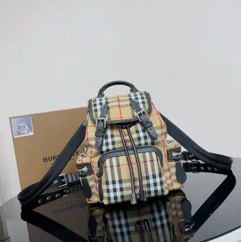 <p>特级 B家三用双肩包</p><p>这是一款多用包 可双肩 斜挎 单跨 特别之处在肩带 两根粗的尼龙肩带中间金属扣链接起来 还可以调节超短 包包的背面上下左右四个角分别有个挂环 所以你可以随意挂在任意一个挂环上 肩带两头成对焦挂好后就是斜挎背法 尺寸16.26型号9701</p>