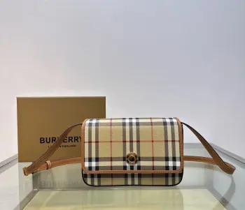 <p>特级B家最新精巧包款 选用光滑小牛皮材质打造 装饰Bur专属格纹 设有可拆式肩背带 可调节切换斜背包和手拿包造型 </p><p>可拆可调式斜背带</p><p>顶部翻盖采用磁扣开合</p><p>尺寸20 x 4.7× 13.5cm. </p><p>型号421150</p>
