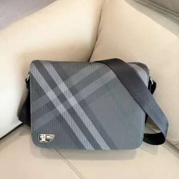 <p>特级 Grid 信使包 装饰精纺 Burberry格纹 呈现耐用罗纹质感 采用尼龙内讨 搭配盾牌造型饰牌 融入珐琅马术骑士徽标</p><p>(EKD) 一内村饰有马术骑士徽标 (EKD)</p><p>尺寸28×7x 23cm 型号0991</p>