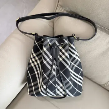 <p>特级9B家最新格纹包 选用棉质斜纹面料打造 采用无内衬设计 质地轻盈 融入光滑小牛皮饰边 搭配可调式皮革肩背带 可单肩或斜背</p><p>年轻时尚感直接拉满 尺寸27.5x 16x 29cm</p><p>型号8711</p>