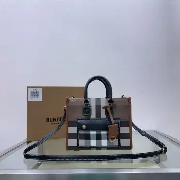 <p>特级 B家最新迷你桦木棕格纹芙蕾雅托特包版型精巧 选用格纹及缉明线皮革材质打造 可使用顶部提柄手拎 或使用可调式斜背带携带 此件精品的主要材料中至少 30% 来自生物基材料 生物基材料主要来源于植物和蓖麻油等可再生自然资源 </p><p>23 x 8 x 19cm143158</p>