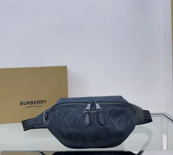 <p> B家新款腰包设计借鉴九十年代街头风格 装饰提花精纺的TB 专属标识 拉链口袋便于放置随身物品 可用背带斜挎或系于腰部 新的设计风格 非常方便 实用 日常 出门非常好看尺寸 31x7x141061</p>