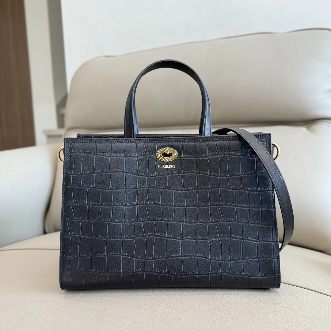 <p>特级 30cm B新最新隽永设计 Cotswolds 托特包 迭用鳄鱼纹质感皮革面料打造 手意大利工坊匠制而成 搭配棉质混纺内衬 精纺以标志性沙米色 Burberry 格纹 精巧款式 融入格纹镌纹开合</p><p>与D型环配件 灵感源自品牌经典 Trench 风衣的腰带设计 可手拿携带 或使用肩背带缔造肩背造型 尺寸30.5× 13× 22.5cm. 型号3431</p>