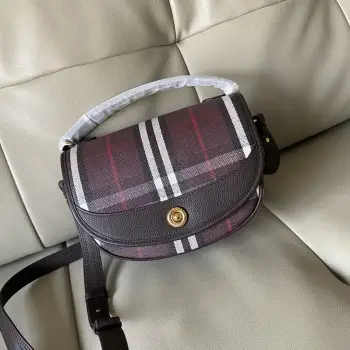 <p>原厂 Highlands斜背包 汲取户外设计理念打造 选用棉质亚麻混纺面料 于意大利工坊精制而成 融入光滑小牛皮装饰和棉质内衬 装饰提花精纺的 Burberry 格纹 设有风衣灵感涂层饰面 搭配可拆式皮革肩背带 随心切换斜背包和提柄包造型 顶部皮革提柄.可调式皮革肩背带.磁力推扣开合.内插袋.手绘涂漆边缘.拉丝金属配件.开合处镌刻 Burberry 字母徽标.棉质内衬 尺寸 24.5 x 8 x 18cm.</p>