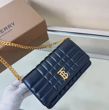 <p>特级 B家最新小羊皮手拿包 斜跨包设计灵感源自品牌标志性格纹 装饰TB专属标识 </p><p>20 × 5 x 12cm型号1761</p>