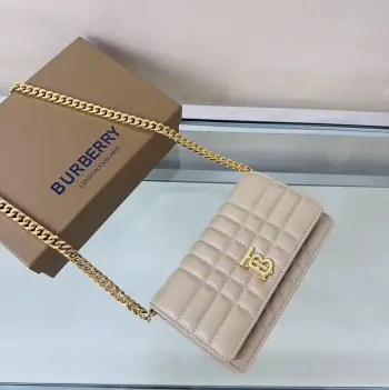 <p>特级 B家最新小羊皮手拿包 斜跨包设计灵感源自品牌标志性格纹 装饰TB专属标识 </p><p>20 × 5 x 12cm型号1761</p>