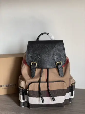 <p> B家经典 The Rucksack 军旅背包 为时装秀主打配饰 大号款式臻选耐用 Canvas 格纹裁片制成 搭配考究的粒纹皮革饰边 肩背带采用舒适的加垫设计 其柔软休闲的包型可追溯至 20 世纪初期历史档案中的军旅风格 在此基础之上又添加了多个功能性拉链口袋 </p><p>28 x 15 x 42cm</p>