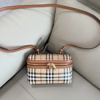 <p>特级 B家格纹 Vanity 包款 选用棉质混纺面料打造 于意大利工坊匠制而成 点缀Burberry 格纹印花 以标志性典藏米色演绎 融入缉明线小牛皮饰边 包型立挺 灵感源自化妆盒 打开后呈现独立主隔层 可使用顶部提柄手提 或以可拆式肩背带 尺寸19.5x 8x 15cm</p><p>型号5251</p>