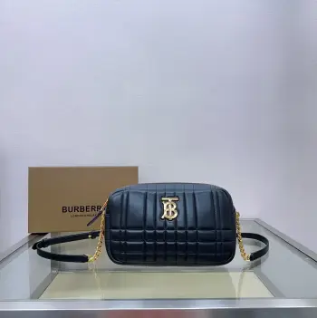 <p>特级 B家柔软别致的绗缝款 Lola – 萝纳相机包  选用意大利鞣制羔羊皮材质匠心打造 TB专属标识 搭配光泽的链条背带 可肩背 或缔造斜背造型 尺寸24 x 6× 15cm型号0211</p>