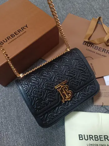 <p>B家版型立挺的 TB 专属标识锁扣包  选用绗缝专属标识羔羊皮材质制作 锁扣装饰 Thomas Bur灵感专属标识 可单肩挎背 或调节背带缔造斜背造型 编号 90226 尺寸 21 - 6 - 16cm </p>