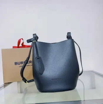 <p>原厂 B家简约风格的斜背水桶包 采用轻盈对版手掌纹皮革于意大利高级工匠制成并配有经典 Haymarket 格纹 精巧包身设计 适合放置随身物品可轻松斜挎或肩背 风格时髦而实用 是日夜造型皆宜的理想之选尺寸18.5 x 15 x 23.5cm型号1581</p>