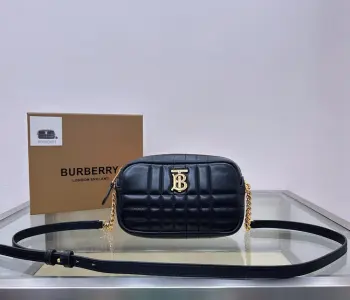 <p>特级 B家柔软绗缝款 迷你19cm Lola – 萝纳相机包  选用意大利鞣制羔羊皮材质匠心打造 装饰 Thomas Burberry 专属标识 搭配光泽的链条背带 可肩背 或缔造斜背造型 型号0481</p><p>19 x 5.5 x 11cm</p>