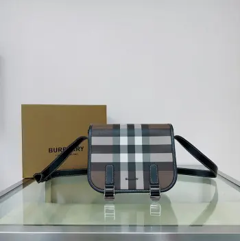 <p>特级 B家最新马鞍包 版型立挺的信使包 焕新选用格纹环保帆布制作 该环保帆布材质主要运用可再生资源制造 相较于传统的涂层帆布 需要更少的水并会生成更少的二氧化碳 包款印有徽标图案 并饰有缉明线皮革边饰 22 x 7 x 19cm型号6552</p>