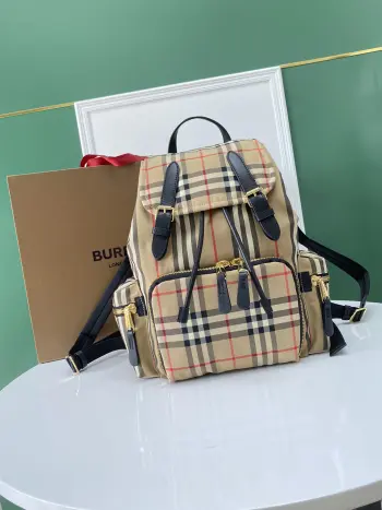 <p> B家军旅背包以品牌典藏的军风包款为原型 精选 Vintage 格纹棉质面料匠心打造 装饰缉明线皮革边饰  22X33 </p>