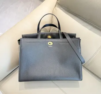 <p>特级 39cm B家新款托特包 用于意大利进口粒纹小牛皮面料打造 搭配棉质混纺内衬 精纺以标志性沙色Burberry格纹图案 精巧款式融入格纹镌纹开合与 口型环配件 灵感源自品牌经典 Trench 风衣的腰带设计 可手拿携带 或使用肩背带缔造肩背造型</p><p>尺寸大号39.5x17x28.5</p><p>型号3371</p>