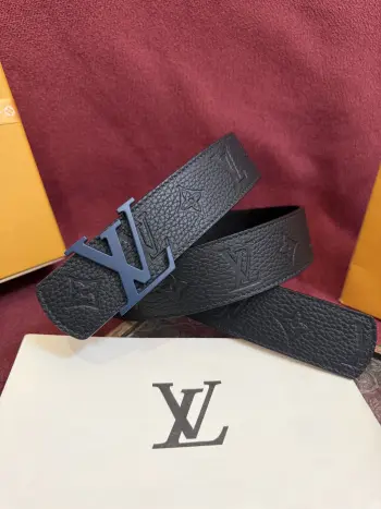 <p> Lv.路易威登LV Dimension 4.0双面腰带将经典格调引入新颖尺幅设计 皮革压印 LV 字母和 Monogram 花卉 与纤秀 LV 字母搭扣相映成趣 令品牌标识低调完成潮流蜕变</p>