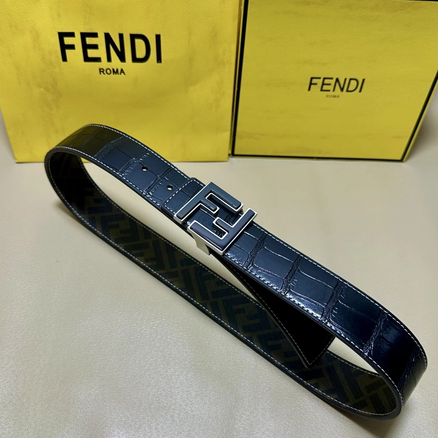 原单芬迪皮带|高仿芬迪皮带|精仿芬迪皮带|一比一芬迪皮带<p> FENDI 芬迪 专柜同款 宽4.0CM 双环正反用腰带 FF按钉搭扣 咖啡色Cuoi Romano皮革材质 反面面料带有烟草黄和黑色FF图案 四方金属饰面 时尚经典 百搭款</p>