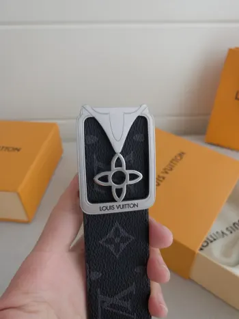 <p> LV 路易威登 </p><p> 代工厂货品 40mm宽度 正品一体铸造五金钢扣 原厂皮料 双面原厂定制牛皮面料 区别市场货</p>