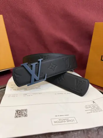 <p> Lv.路易威登LV Dimension 4.0双面腰带将经典格调引入新颖尺幅设计 皮革压印 LV 字母和 Monogram 花卉 与纤秀 LV 字母搭扣相映成趣 令品牌标识低调完成潮流蜕变</p>