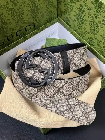 <p> Gucci.古驰这款男士腰带亮眼吸睛 是2026早春系列之一 腰带扣设有一个销钉 可轻松翻转互扣式双G造型配件 一面为柔软GG supreme帆布 另一面为黑色皮革 宽度4cm </p>