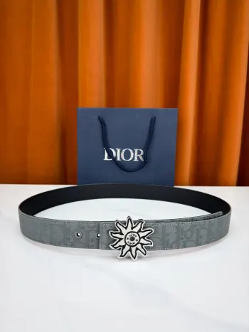 <p> Dior 宽度3.5cm 致敬经典 焕新登场 迪奥35mm系列腰带 以标志性太阳花扣环点亮造型 蓝白老花织物搭配精致皮革 双面设计展现双重格调 简约而不简单 让每一次转身都成为焦点 </p>