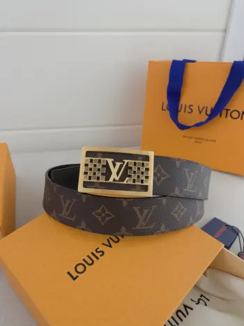 <p> LV 路易威登 </p><p> 代工厂货品 40mm宽度 正品一体铸造五金钢扣 原厂皮料 双面原厂定制牛皮面料 区别市场货</p>