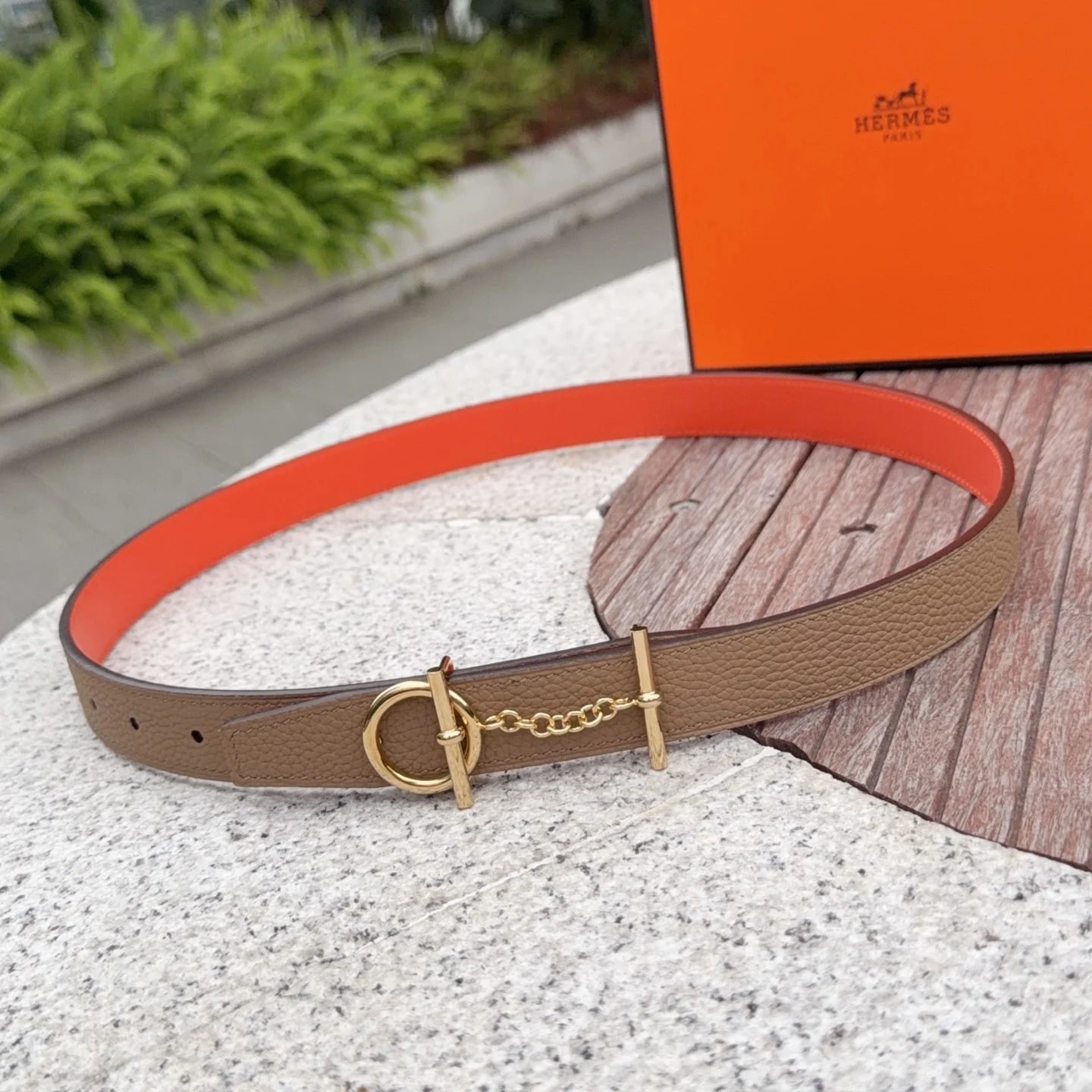 <p> Hermes 爱马仕女款皮带 原单品质 进口头层牛皮 25mm宽 搭配官网新款金/银扣 </p>