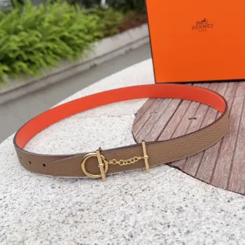 <p> Hermes 爱马仕女款皮带 原单品质 进口头层牛皮 25mm宽 搭配官网新款金/银扣 </p>