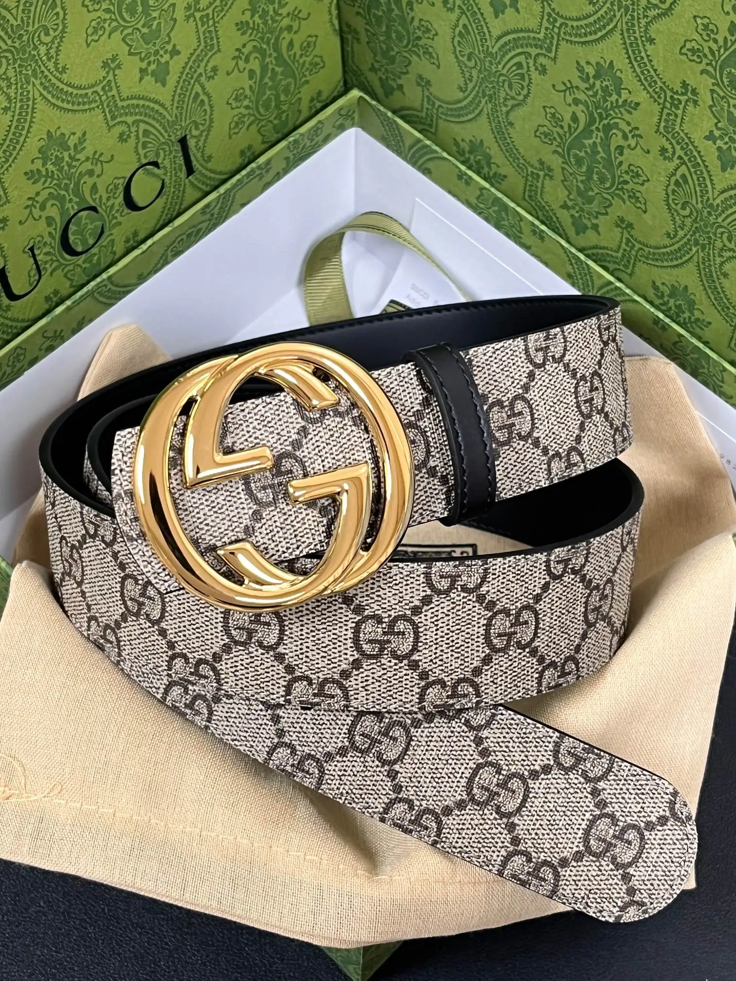 原单古奇皮带|高仿古奇皮带|精仿古奇皮带|一比一古奇皮带<p> Gucci.古驰这款男士腰带亮眼吸睛 是2026早春系列之一 腰带扣设有一个销钉 可轻松翻转互扣式双G造型配件 一面为柔软GG supreme帆布 另一面为黑色皮革 宽度4cm </p>