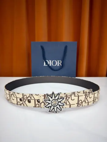 <p> Dior 宽度3.5cm 致敬经典 焕新登场 迪奥35mm系列腰带 以标志性太阳花扣环点亮造型 蓝白老花织物搭配精致皮革 双面设计展现双重格调 简约而不简单 让每一次转身都成为焦点 </p>