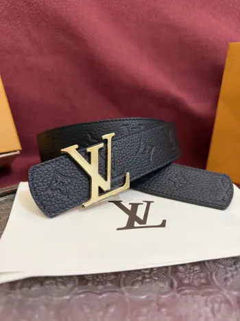 <p> Lv.路易威登LV Dimension 4.0双面腰带将经典格调引入新颖尺幅设计 皮革压印 LV 字母和 Monogram 花卉 与纤秀 LV 字母搭扣相映成趣 令品牌标识低调完成潮流蜕变</p>