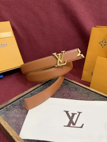<p> 本款 3.0cm Pretty LV 双面腰带凝聚路易威登的奇巧匠艺 由 Monogram 花卉取下的部分点缀末端 与 LV 字母搭扣共同闪烁金属光泽 细腻皮革和 Monogram 帆布分饰两面 </p>