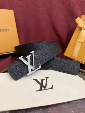 <p> Lv.路易威登LV Dimension 4.0双面腰带将经典格调引入新颖尺幅设计 皮革压印 LV 字母和 Monogram 花卉 与纤秀 LV 字母搭扣相映成趣 令品牌标识低调完成潮流蜕变</p>