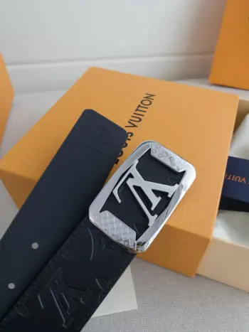 <p> LV 路易威登 </p><p> 代工厂货品 40mm宽度 正品一体铸造五金钢扣 原厂皮料 双面原厂定制牛皮面料 区别市场货</p>