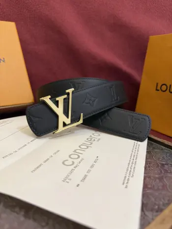<p> Lv.路易威登LV Dimension 4.0双面腰带将经典格调引入新颖尺幅设计 皮革压印 LV 字母和 Monogram 花卉 与纤秀 LV 字母搭扣相映成趣 令品牌标识低调完成潮流蜕变</p>