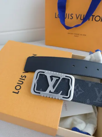 <p> LV 路易威登 </p><p> 代工厂货品 40mm宽度 正品一体铸造五金钢扣 原厂皮料 双面原厂定制牛皮面料 区别市场货</p>