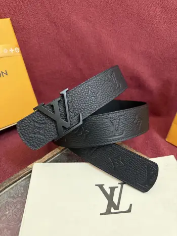 <p> Lv.路易威登LV Dimension 4.0双面腰带将经典格调引入新颖尺幅设计 皮革压印 LV 字母和 Monogram 花卉 与纤秀 LV 字母搭扣相映成趣 令品牌标识低调完成潮流蜕变</p>